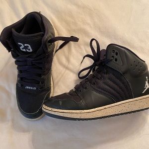 EUC Black kids Jordans. Size 4